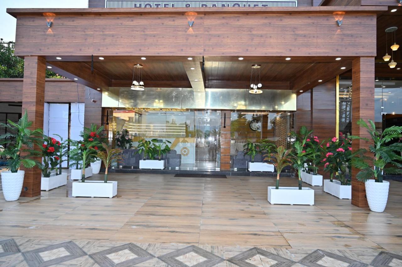 Hotel Vasdaa Grand Dehradún Kültér fotó