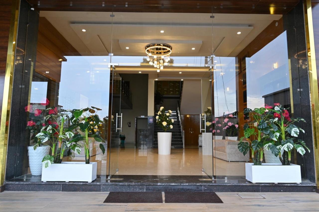 Hotel Vasdaa Grand Dehradún Kültér fotó
