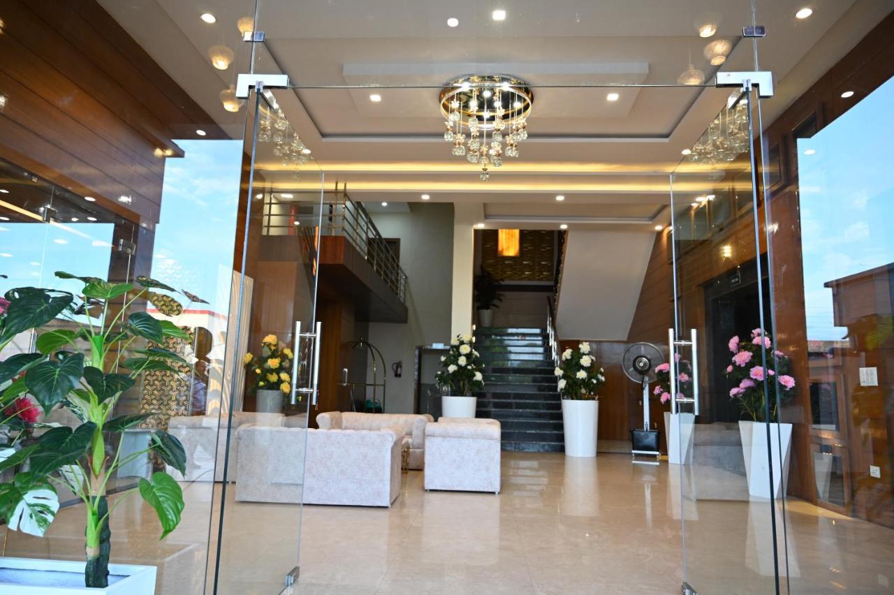 Hotel Vasdaa Grand Dehradún Kültér fotó