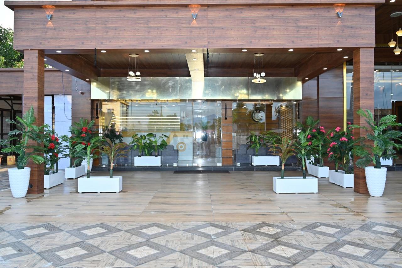 Hotel Vasdaa Grand Dehradún Kültér fotó