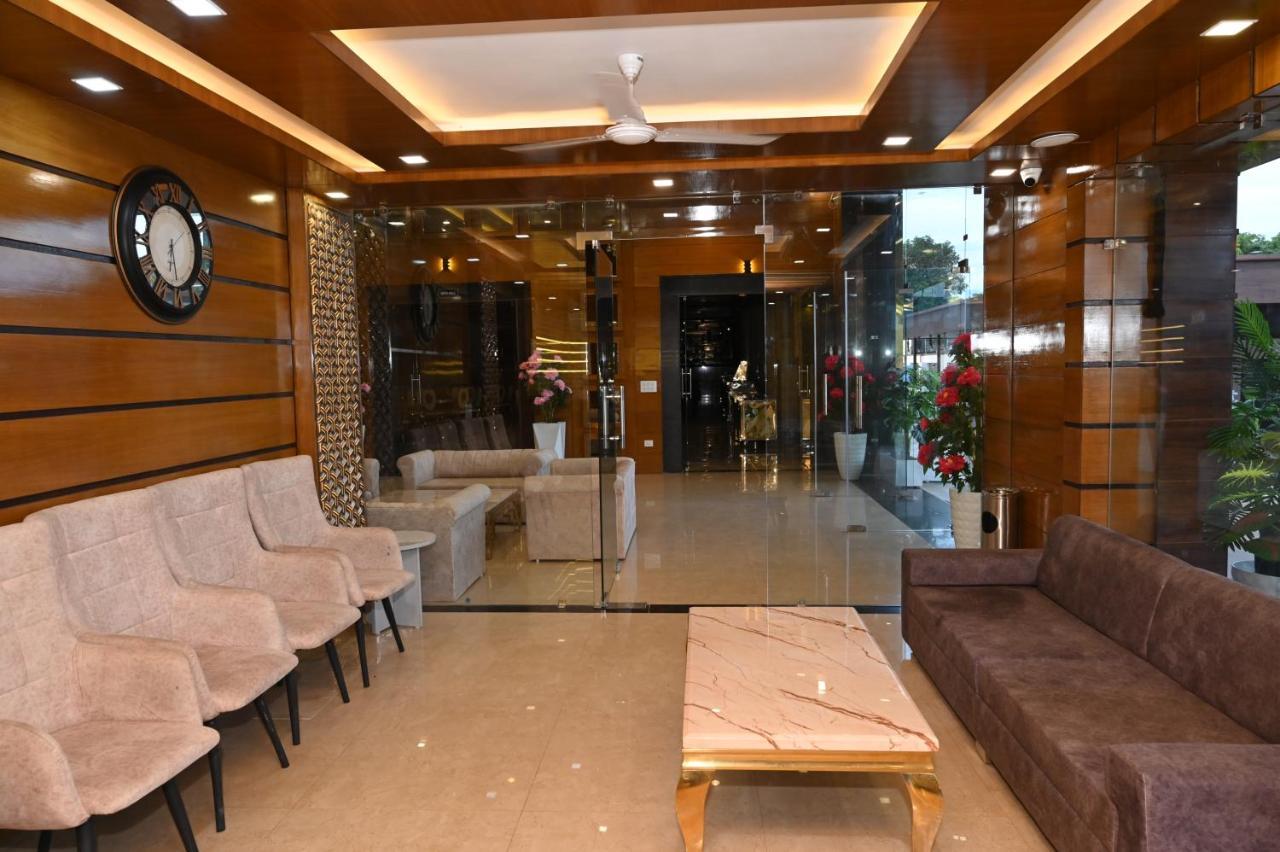 Hotel Vasdaa Grand Dehradún Kültér fotó