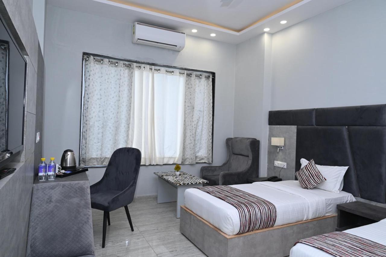 Hotel Vasdaa Grand Dehradún Kültér fotó