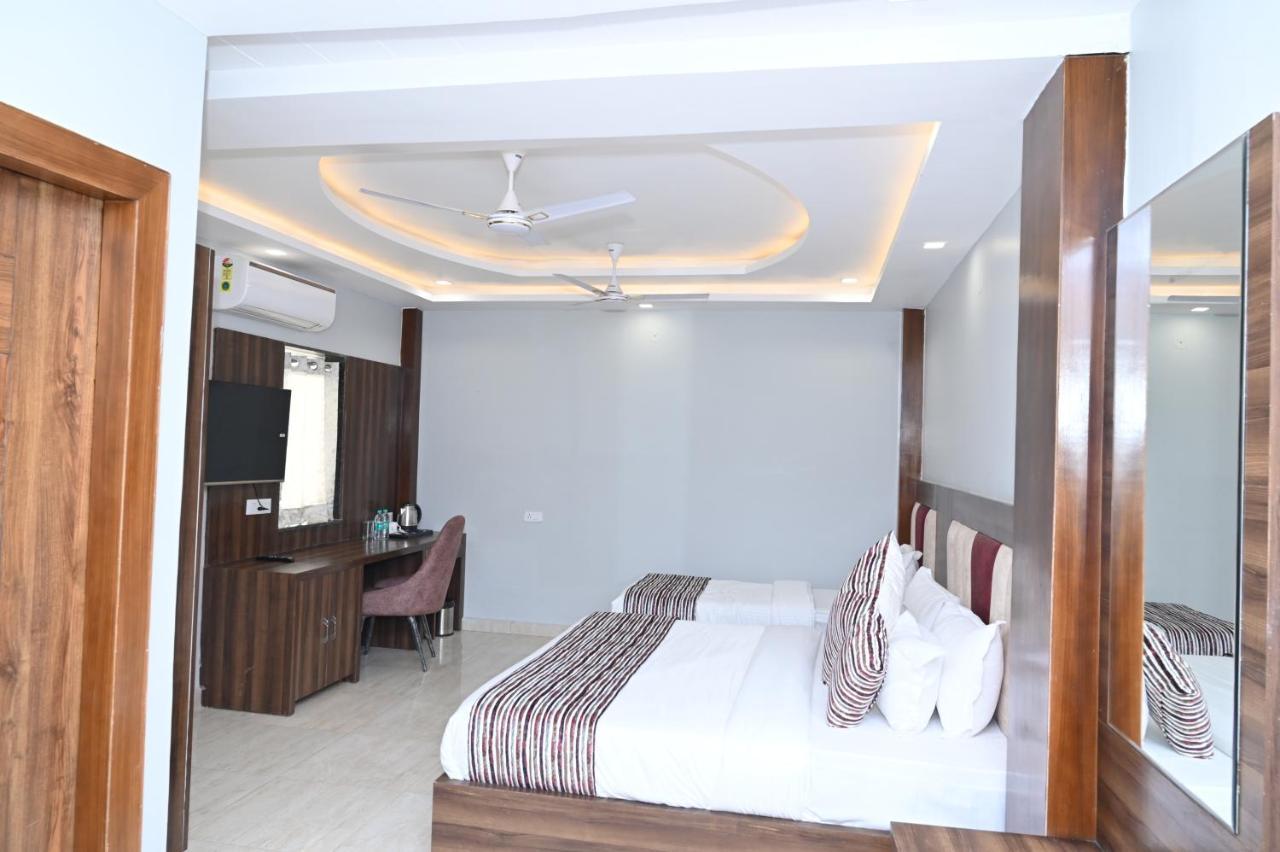 Hotel Vasdaa Grand Dehradún Kültér fotó