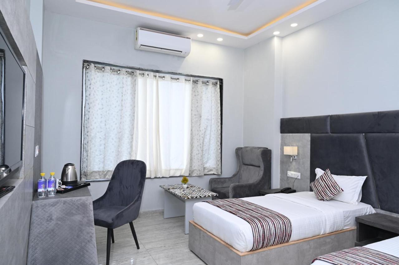 Hotel Vasdaa Grand Dehradún Kültér fotó
