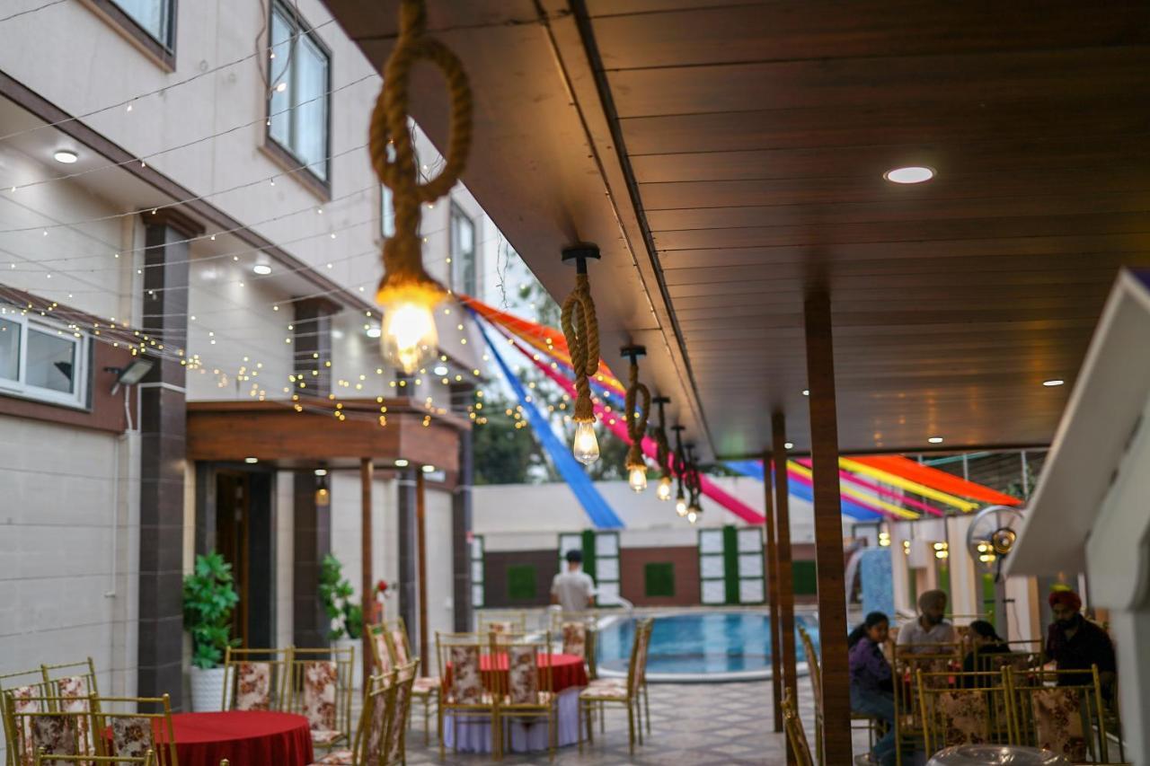 Hotel Vasdaa Grand Dehradún Kültér fotó