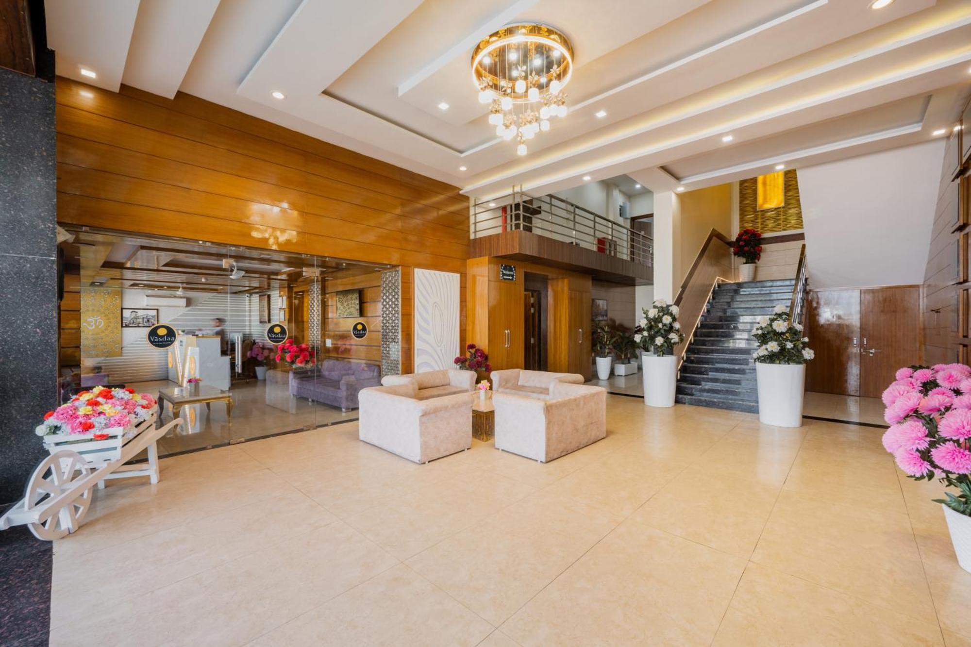 Hotel Vasdaa Grand Dehradún Kültér fotó