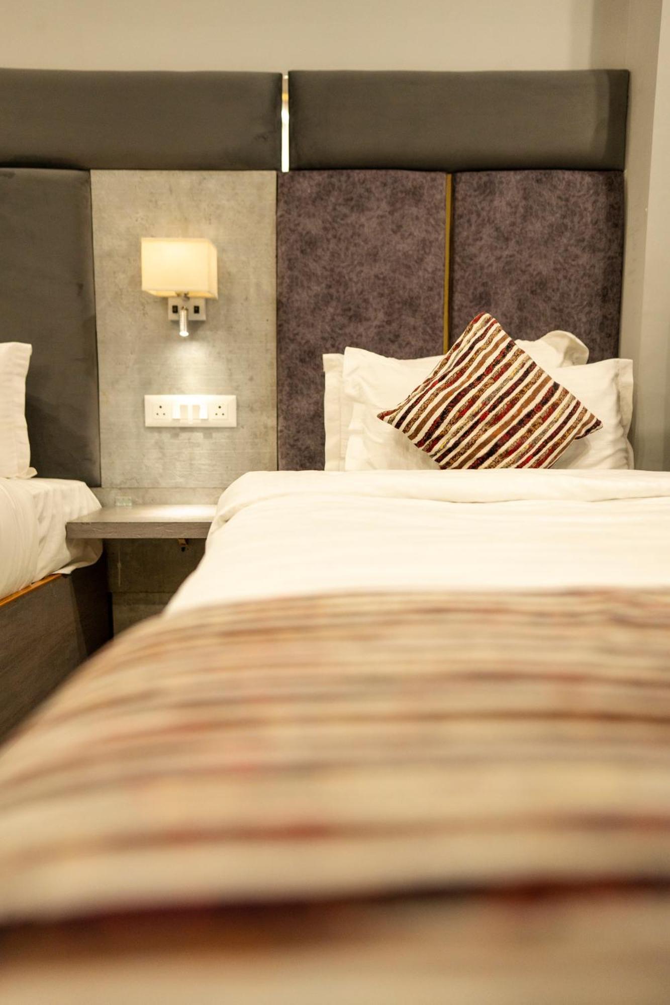Hotel Vasdaa Grand Dehradún Kültér fotó